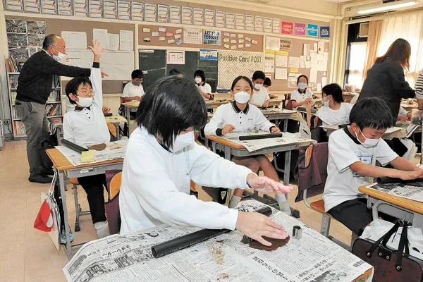 お香の製作体験に取り組む児童ら