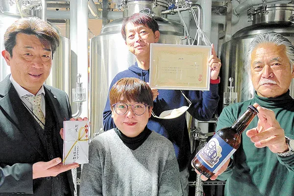 最優秀賞に選ばれた中島さん（中央手前）と、（左から）小林取締役、和田代表、上好理事長