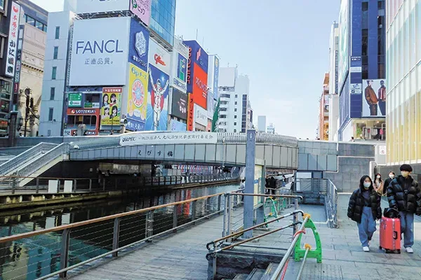 「グリ下」に防犯カメラが設置され、犯罪防止などの期待が高まっている＝大阪市中央区