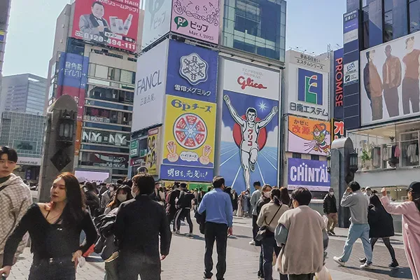 戎橋周辺を散策する通行人（写真は3月1日撮影）