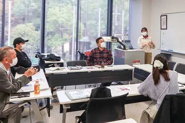 自分の取材について順番にプレゼンテーションを行う学生ら