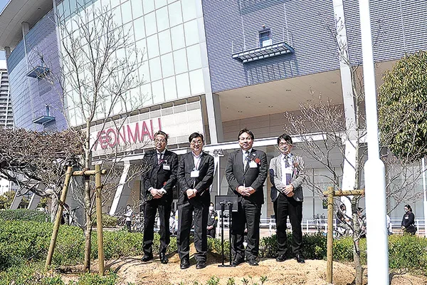 記念植樹を終え記念写真