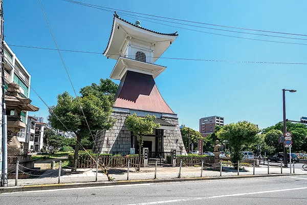 日本最古の灯台・高灯篭。かつて一帯が海に面していたことを今に伝えている