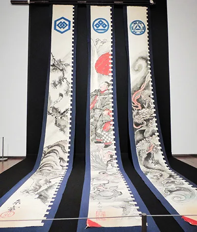 中央が絵金、左右が宮田洞雪による「養老の滝図　龍虎図」