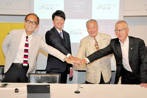 活動をアピールする（左から）辻さん、角野さん、福本さん、楠さん