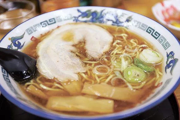 旭川ラーメン。表面はラードの膜で覆われ、あまり湯気がたたない