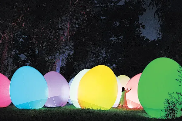 ユーカリの広場に密集する光のovoid（卵形体）は、人にかき分けられたり、風に吹かれたりして 倒れると、立ち上がりながら光の色を変え、色特有の音色を響かせる。チームラボ《自立しつつ も呼応する生命の森 - ユーカリ》