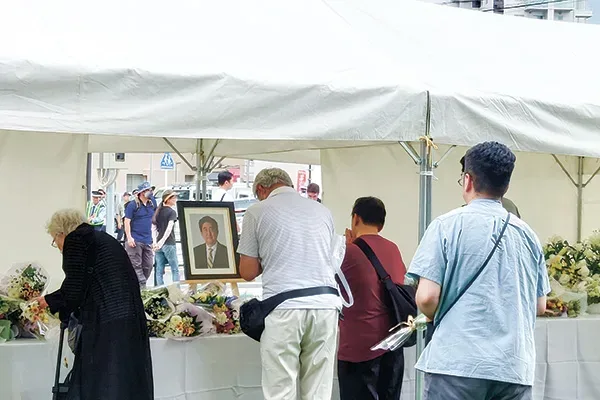 安倍元首相が殺害された銃撃事件から1年となり、事件現場には、多くの人が献花に訪れた