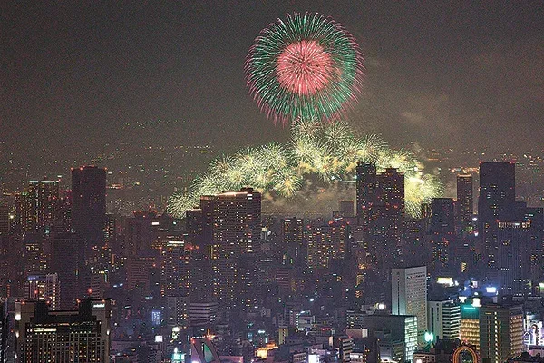 夜景と夏を彩る花火のコラボレーション＝ハルカス300（展望台）