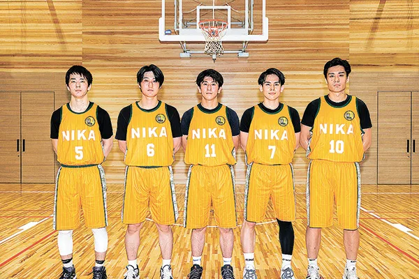 来年、プロ化を目指しているバスケットボールチーム「NIKA」のキャプテン川崎滉平さん（中央）とメンバー