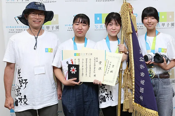 優勝した大阪府立生野高等学校のメンバー（左から吉田監督、辻さん、白石さん、山本さん）