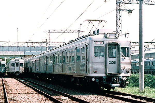 無塗装時代の6000系車両（1985年当時）＝南海電鉄提供