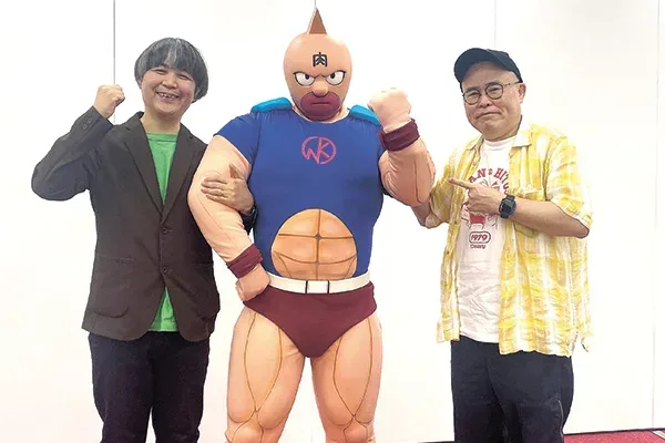 左から「キン肉マン」ファンの中村祐介さん、キン肉マン、中井さん