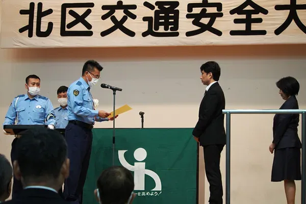 天満警察署から表彰された辻学園調理・製菓専門学校（右）