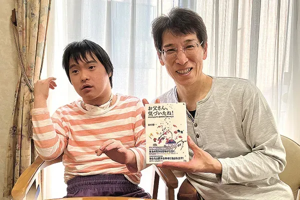 「あるがままに生きる息子との日々をとおして、生き方が大きく変わりました」と話す田中さん（右）と彰悟さん