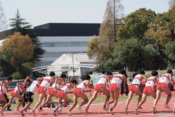 「第35回出雲全日本大学選抜駅伝競走」（10月9日開催）でHUBのロゴが記載された新ユニフォームで出場した大阪経済大学陸上競技部員