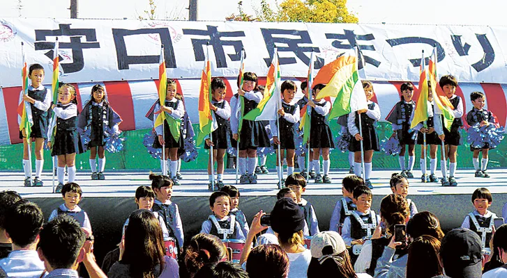 寺方幼稚園の鼓笛隊によるステージ発表