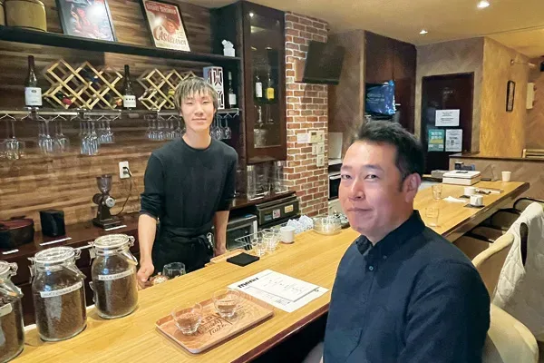 週一で喫茶店を運営する矢野さん（左）とスペースを貸し出した角倉代表