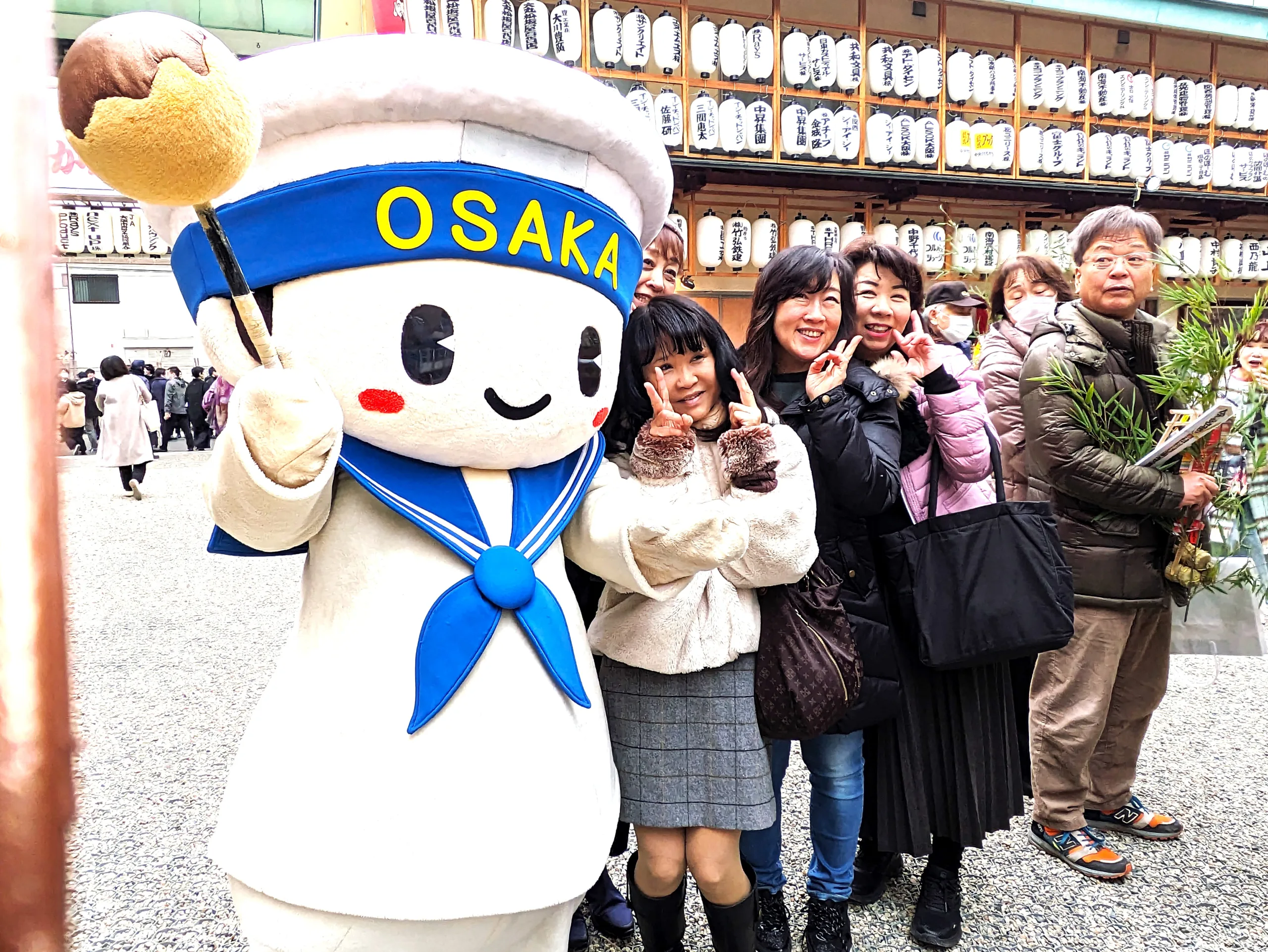 自衛隊やゆるキャラ「まもるくん」に声援 | 週刊大阪日日新聞