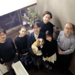 建築士の難波さん（左）と本を執筆した竹内さん（右）と三木さん家族