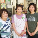 保育補助として働くシルバー会員・和田さん（写真中央）