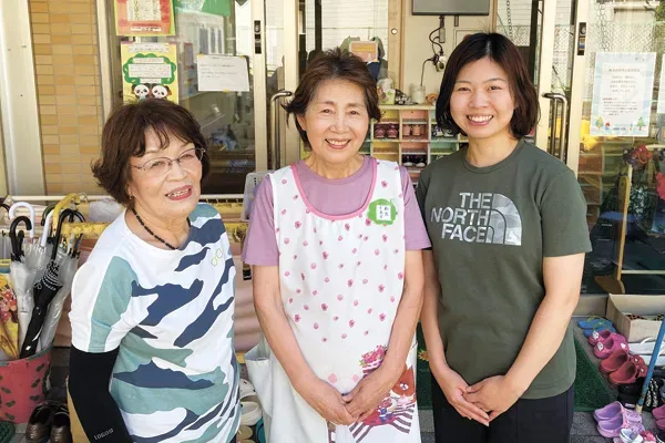 保育補助として働くシルバー会員・和田さん（写真中央）