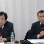 厚労省で会見するワクチン問題研究会の代表理事・福島医師（右）と村上康文理事