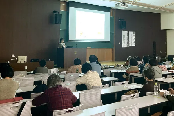 認知症と食について講演する井戸教授