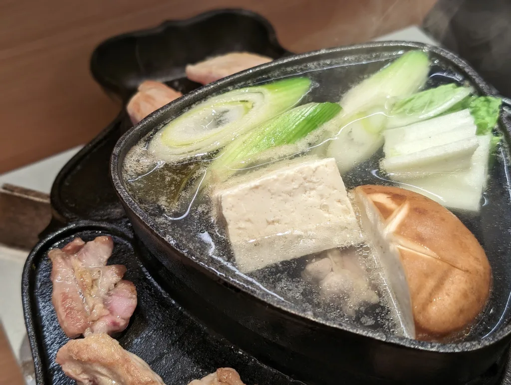 大阪レアグルメ】兜のような鍋料理 焼肉が同時に味わえる南部