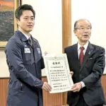 吉村知事から寄付金贈呈に対し感謝状を贈られた河社長（右）＝府庁