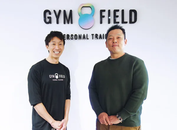 郡CEO（左）と阪本晋治