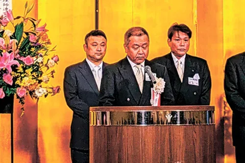 あいさつをする小谷正人新会長（写真中央）