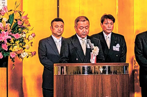 あいさつをする小谷正人新会長（写真中央）