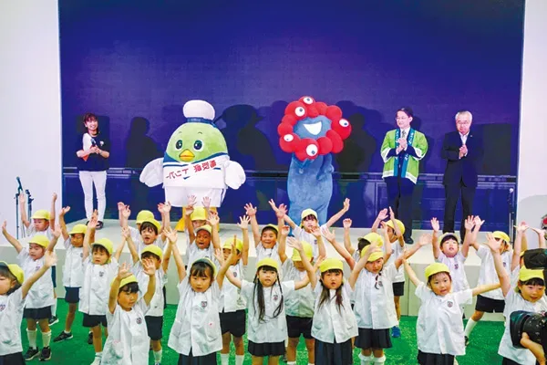 地元の園児によるダンス披露もあり、盛り上った「鳥取の夏！さきどりフェスin大阪」＝ステージの右から2人目は鳥取県の平井伸治知事