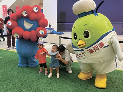 来年の大阪・関西万博に出展する鳥取県のトリピーと、万博のミャクミャクが揃って登場