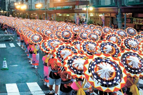 4000人を超える踊り子が一斉に踊る「鳥取しゃんしゃん祭」