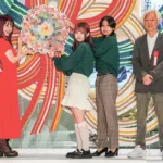 最後のピースをはめてシンボルモニュメントを完成させるアイナ・ジ・エンドさん（写真左）と大阪芸術大学の学生2人。
