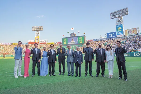 （左から）上原浩治さん、アンミカさん、荒木大輔さん、坂本花織さん、石井登志郎西宮市長、渡辺謙さん、堀内恒夫さん、吉田義男さん、佐渡裕さん、ランディ・バースさん、長島三奈さん、藤川球児さん