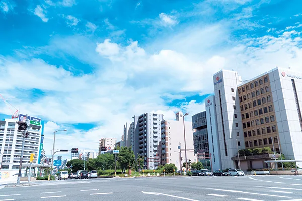 地下に大阪メトロ「西長堀」駅がある大阪市西区の鰹橋交差点付近