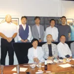 エターナルホスピタリティグループの大倉社長（前列右から2人目）や、サイエンスの青山会長（同3人目）、元K-1選手の富平辰文さん（後列右から3人目）など交流会にはそうそうたるメンバーが集った