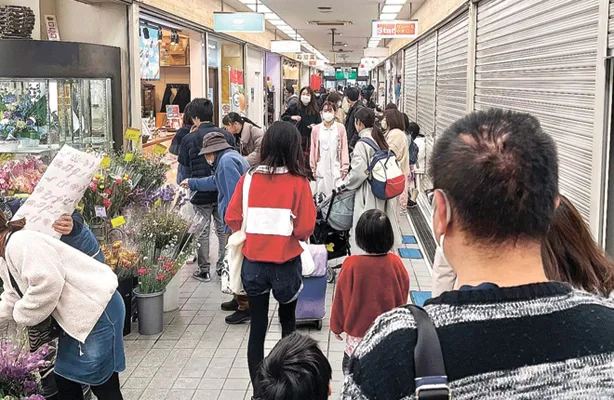 島本センターには、古くからある店と、新しい店が並ぶ