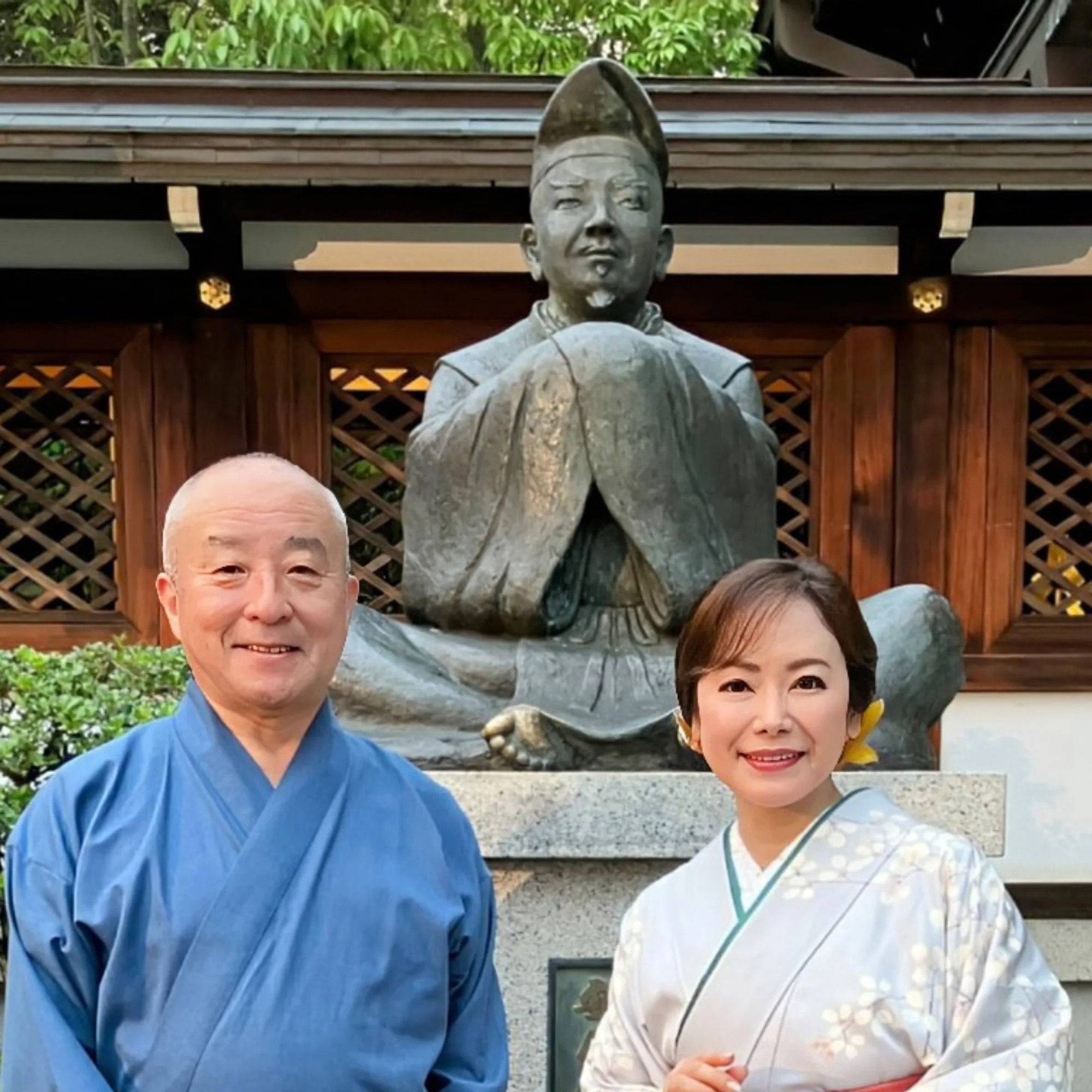 晴明神社の安倍晴明像前で山口琢也宮司(左)と写真に収まる葵かを里