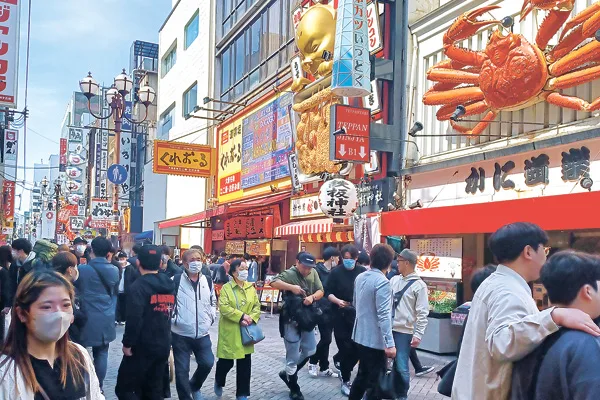 訪日客でごった返す人気観光地の道頓堀