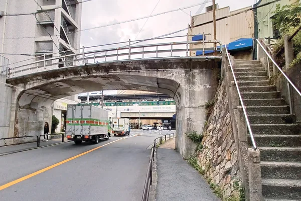 文禄堤に架かる本町橋。奥に見えるのは京阪本線「守口市駅」