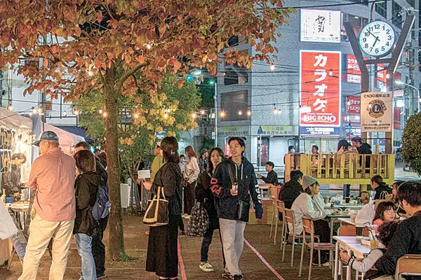 社会実験「守口さんぽ」。大勢の人出でにぎわう守口市駅の駅前広場