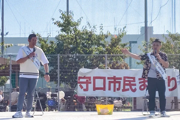 ステージイベントを行うもりぐち夢・未来大使の増田英彦さん（右）と岩田稔さん