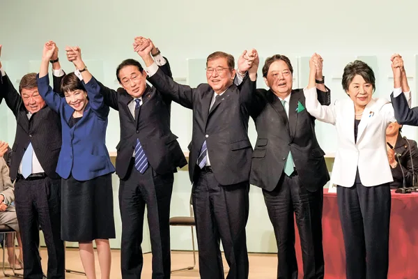 自民党総裁選で新総裁に石破茂氏（右から3人目）を選出＝2024年9月27日、東京（代表撮影/ロイター/アフロ