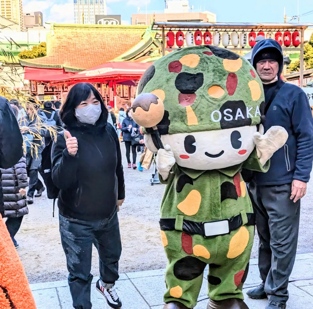 「まもるくん」十日戎で愛嬌を振りまく | 週刊大阪日日新聞