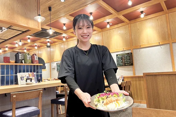 名物の〝笑サラダ〟をPRする同店スタッフ