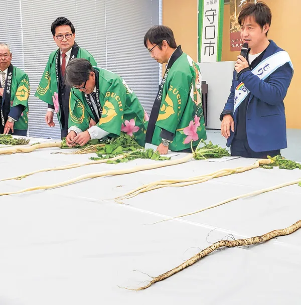 審査員らによる計測の様子